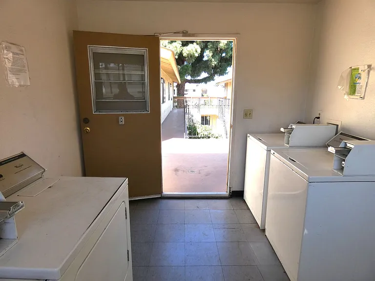 7326 Pickering Ave — Photo 10