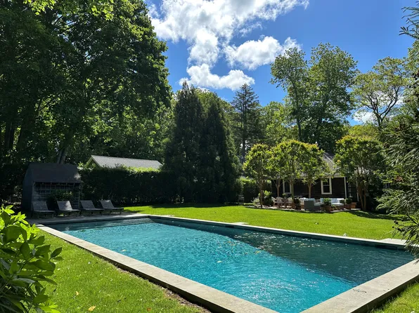 https://photos.zillowstatic.com/fp/8e67ebdc3fad2a355e614234786561c7-p_e.webp