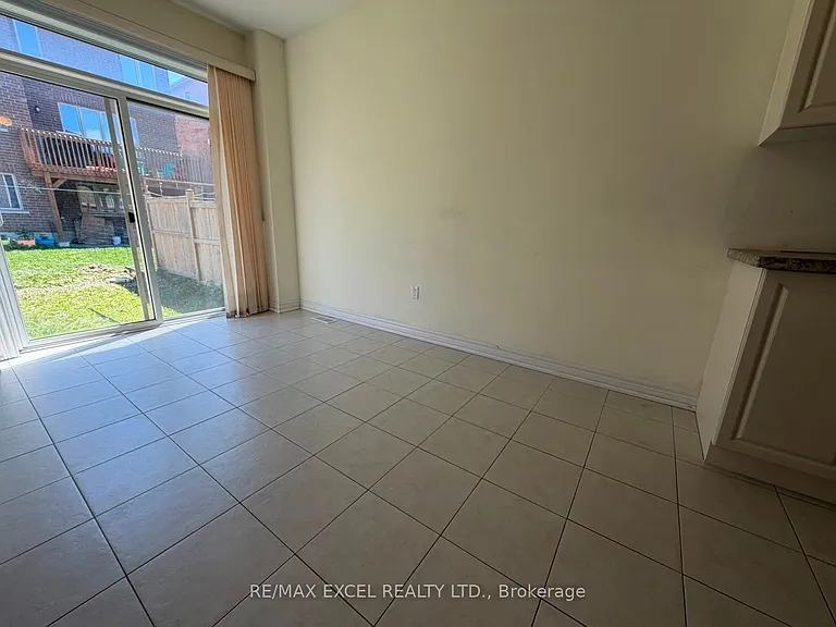 27 Manston Cres — Photo 11