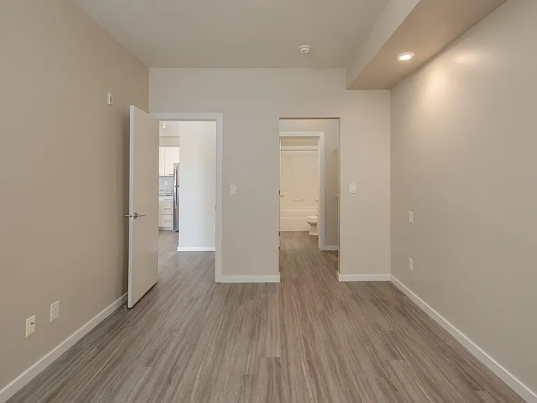 235 Willis Cres — Photo 4