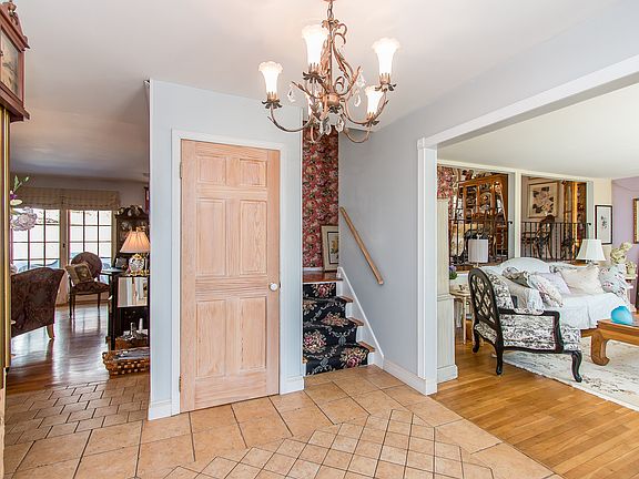 4th image of 50 Astor Dr