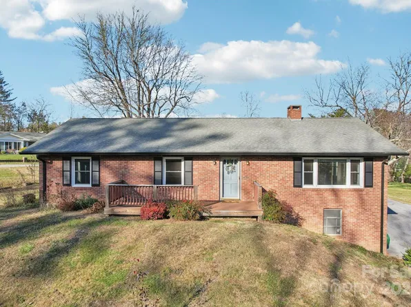 307 Oklawaha Cir, Hendersonville, NC 28739