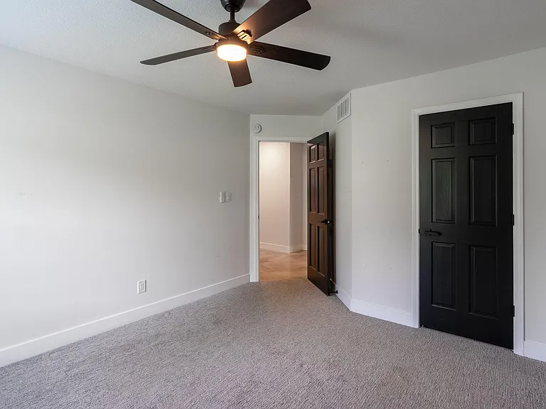 2301 Grant Ln — Photo 24