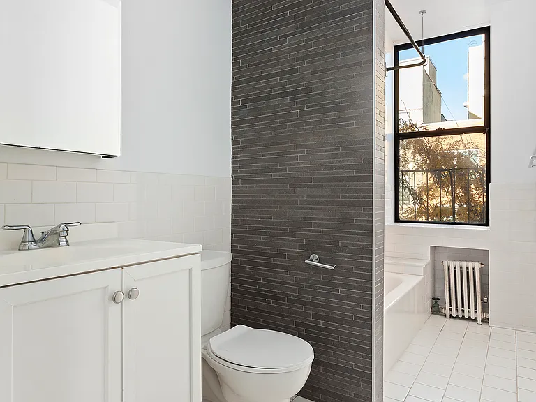 630 E 9th St #17 — Photo 4