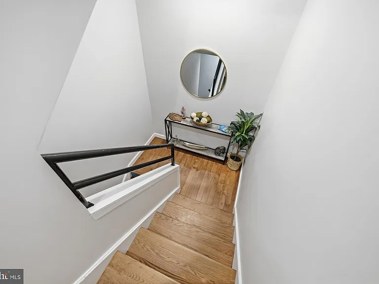 2568 Collins St — Photo 17