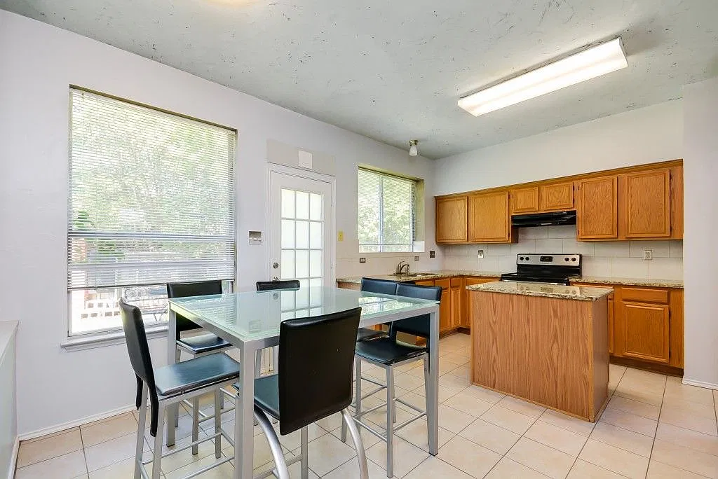 3 bed, 2.5 bath, $2,200 — Photo 2