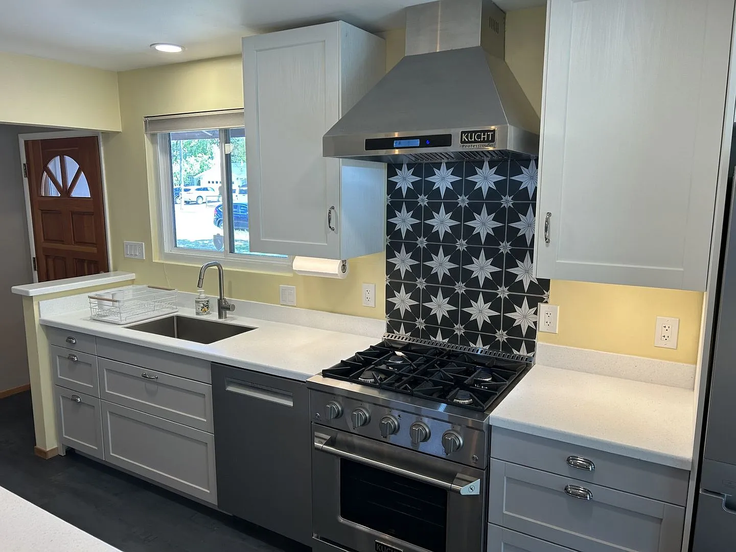 Lovely 4 Bedroom, 2 Bath Vintage Home — Photo 4