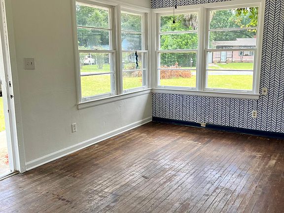 Bright, sunny livingroom