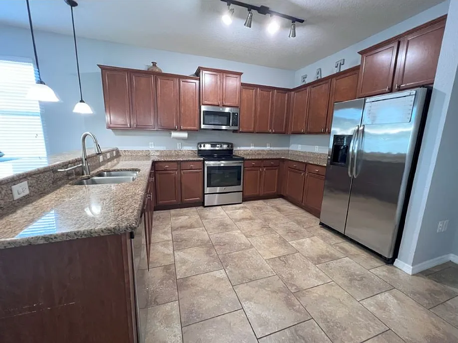 4 bed, 1956 sqft, $2,225 — Photo 3