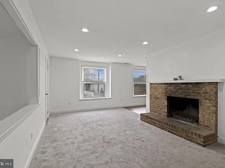 8 Fanelli Ln #A — Photo 6