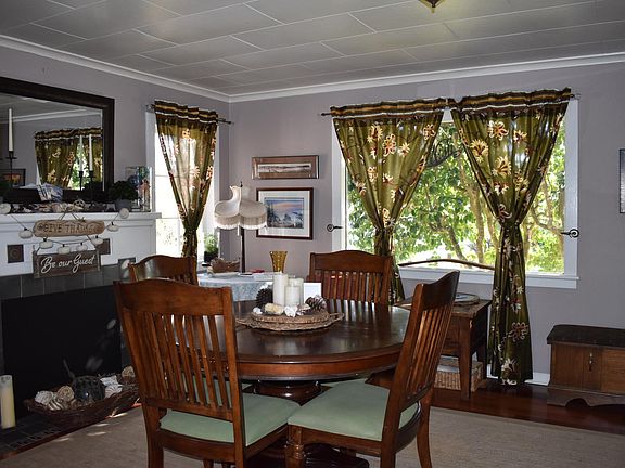 Dining Room, Table(round with leaf)