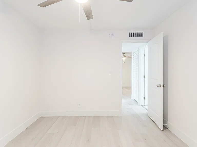 Oakland Park Villas — Photo 13