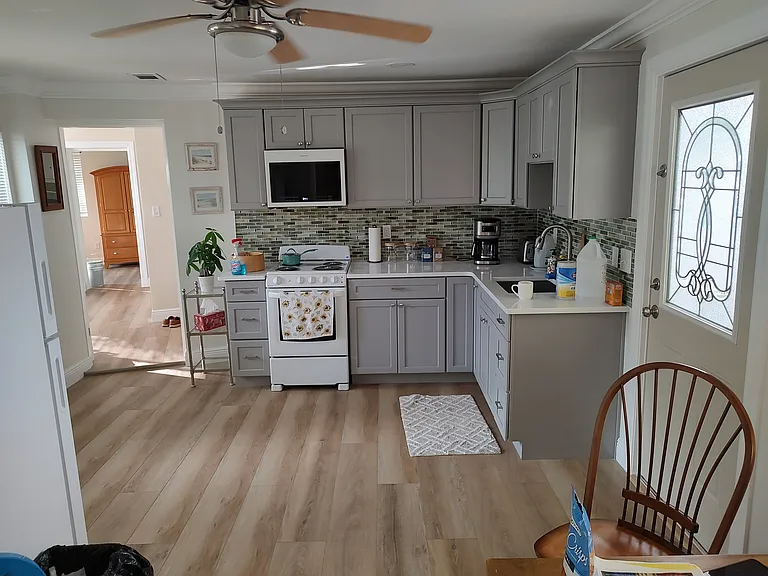 Lovely furnished Kitchen with new Appliances!