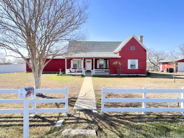 911 Zig Zag, Devine, TX 78016