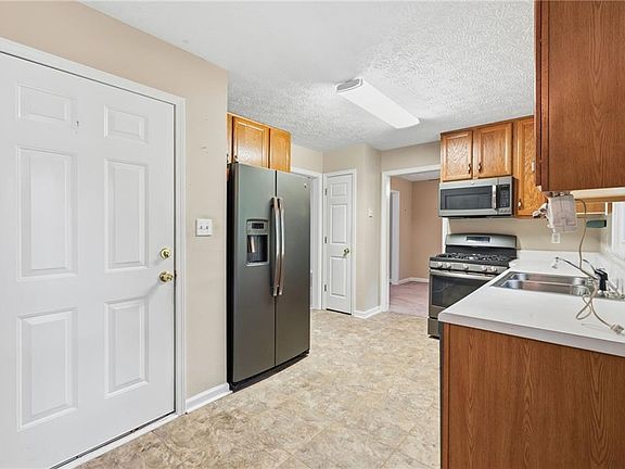 4th image of 131 Maplewood Cv