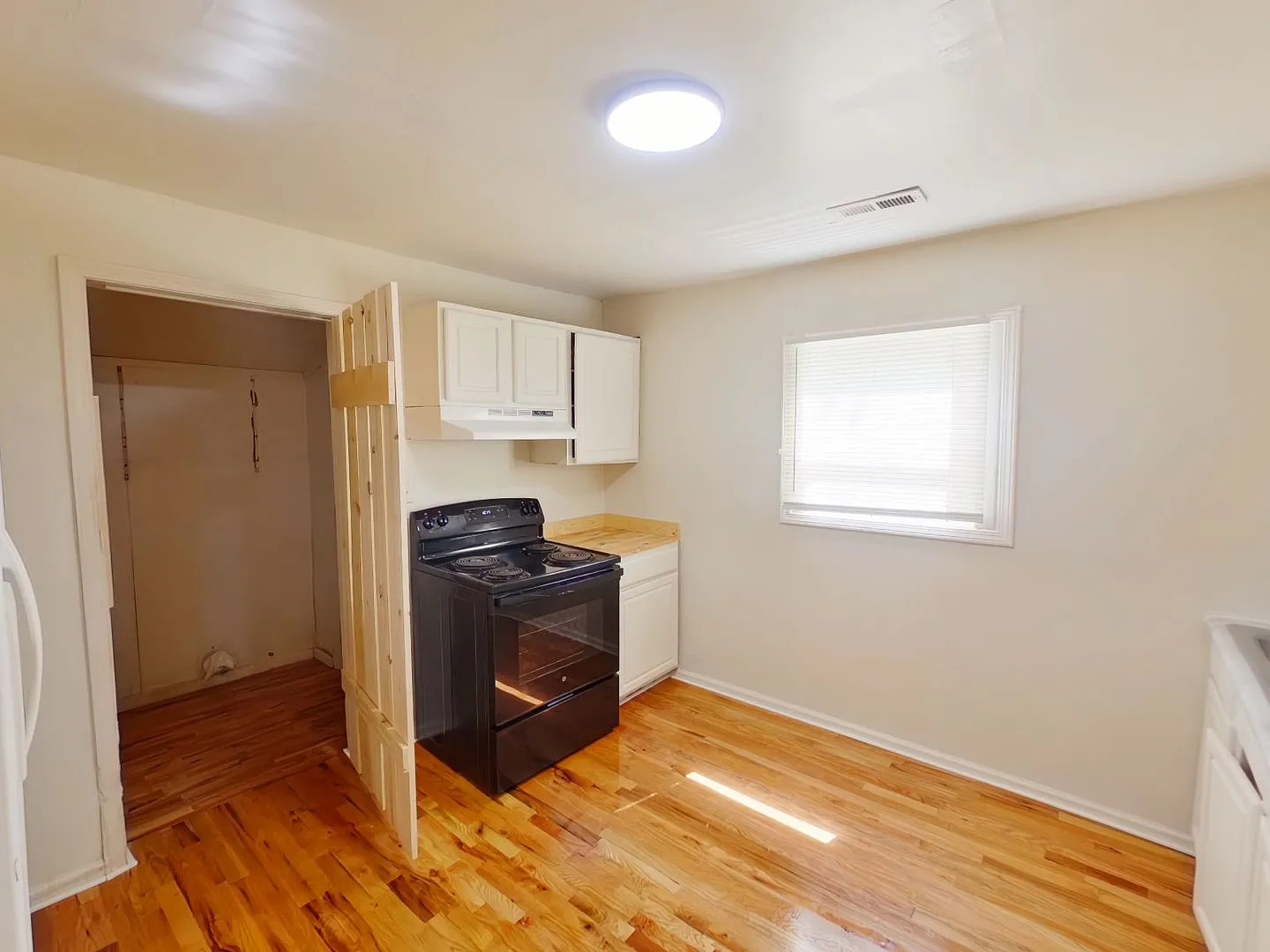 Pet-Friendly 3BR Home with Hardwood Floors & Large Backyard — Photo 3