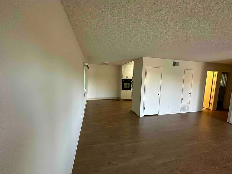 2819 Derby St — Photo 5