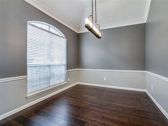 5th image of 4412 Taylor Ln