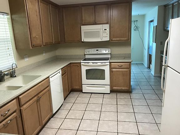 4th image of 913 SE 8th Ave