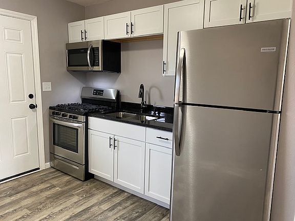 2nd image of 536 W 70th Pl