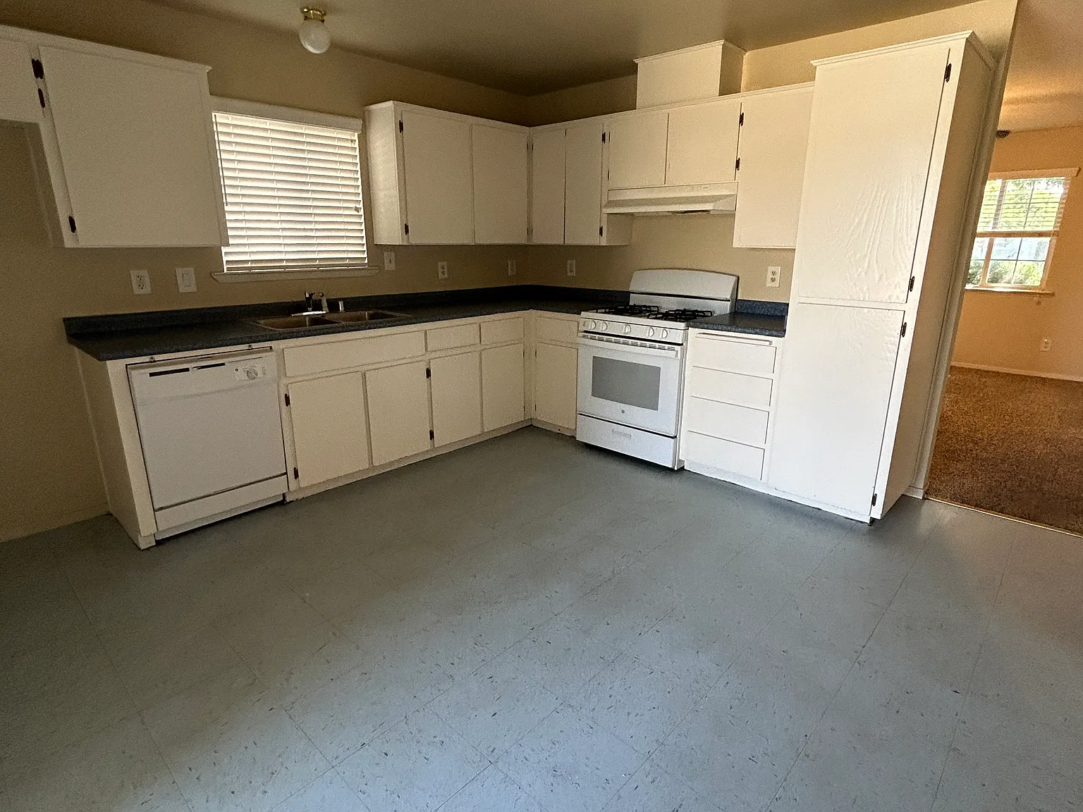 4 bed, 1350 sqft, $2,250 — Photo 4