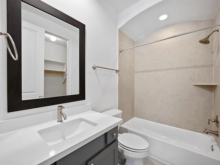 1104 Thompson St — Photo 8