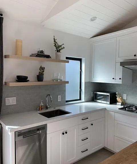 2122 Kelton Ave — Photo 3