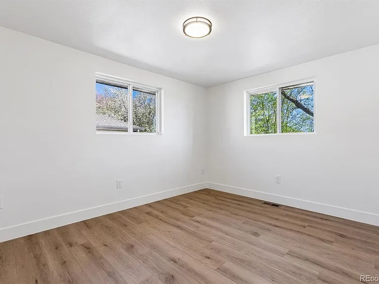 363 S Ivy St — Photo 9
