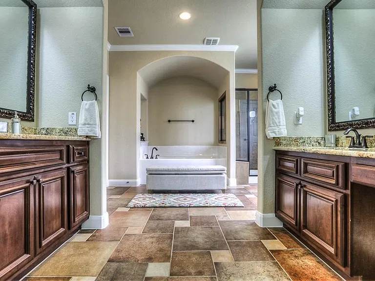 154 W Hullwood Ct — Photo 31