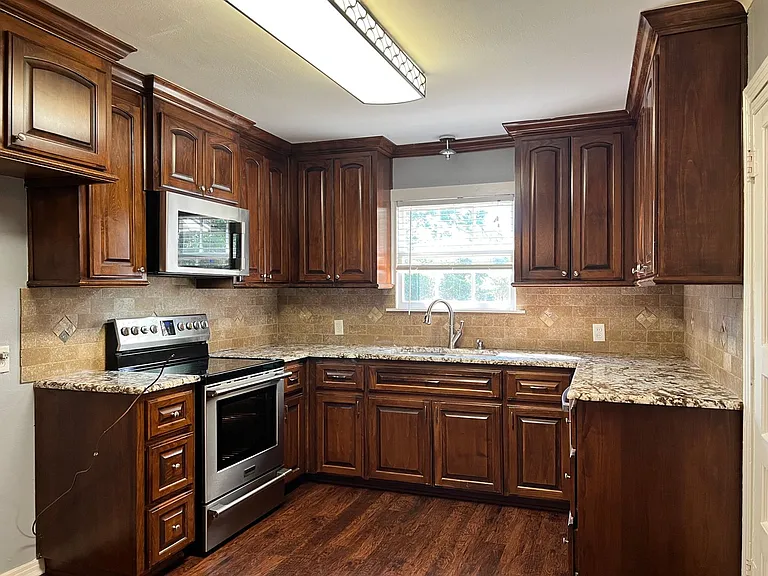 1225 San Antonio St — Photo 13