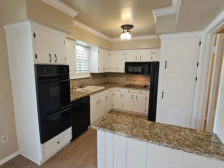 6033 Sandhurst Ln #D — Photo 16