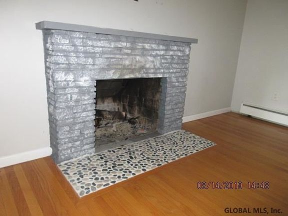 4th image of 899 Birchwood Ln