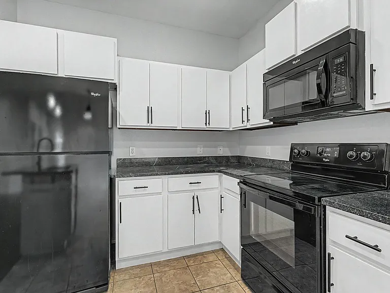 4435 W Pecan St — Photo 4