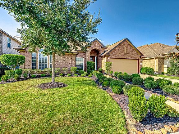 Fabulous curb appeal with pretty brick elevation, gabled roofing and large arched front window.