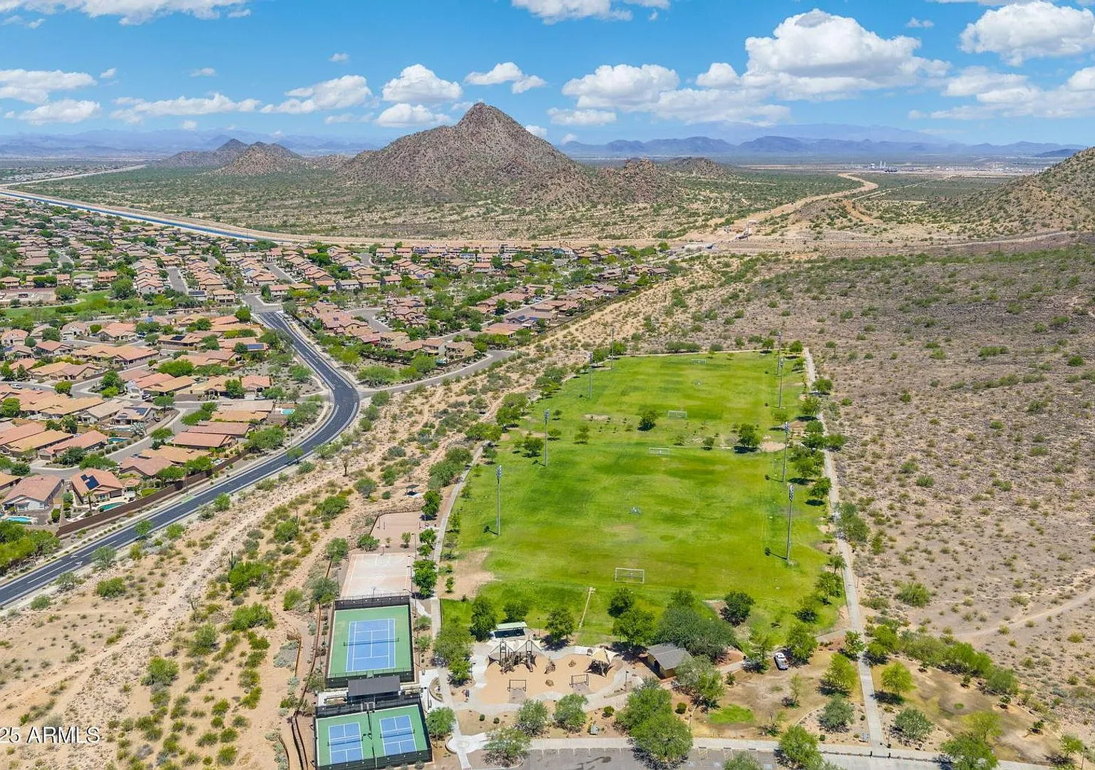 Gorgeous 5 bed 3.5 bath 3 car garage home, 3613 sq ft in established North Phoenix community — Photo 1