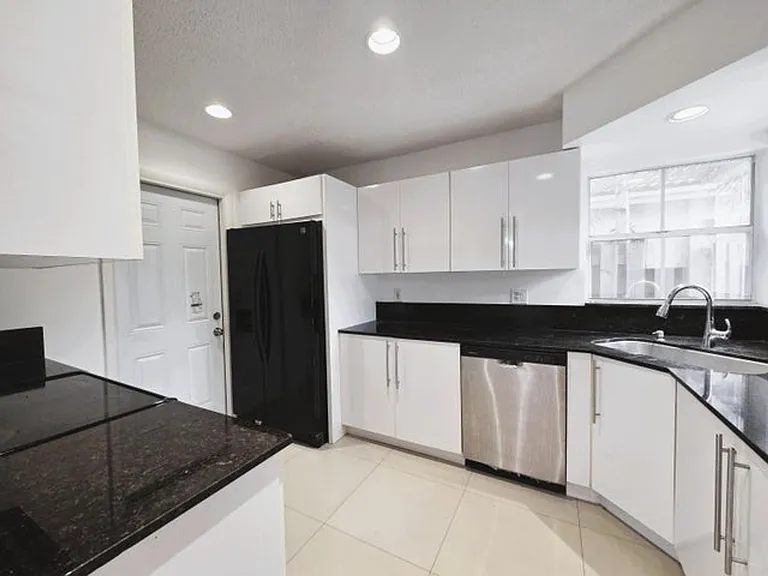 533 NW 47th Ave — Photo 1