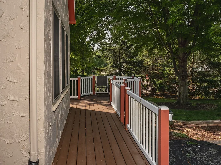 102nd Pl — Photo 34