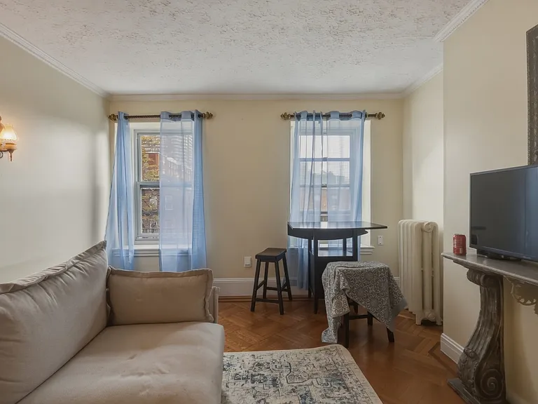 241 W Newton St #8 — Photo 3