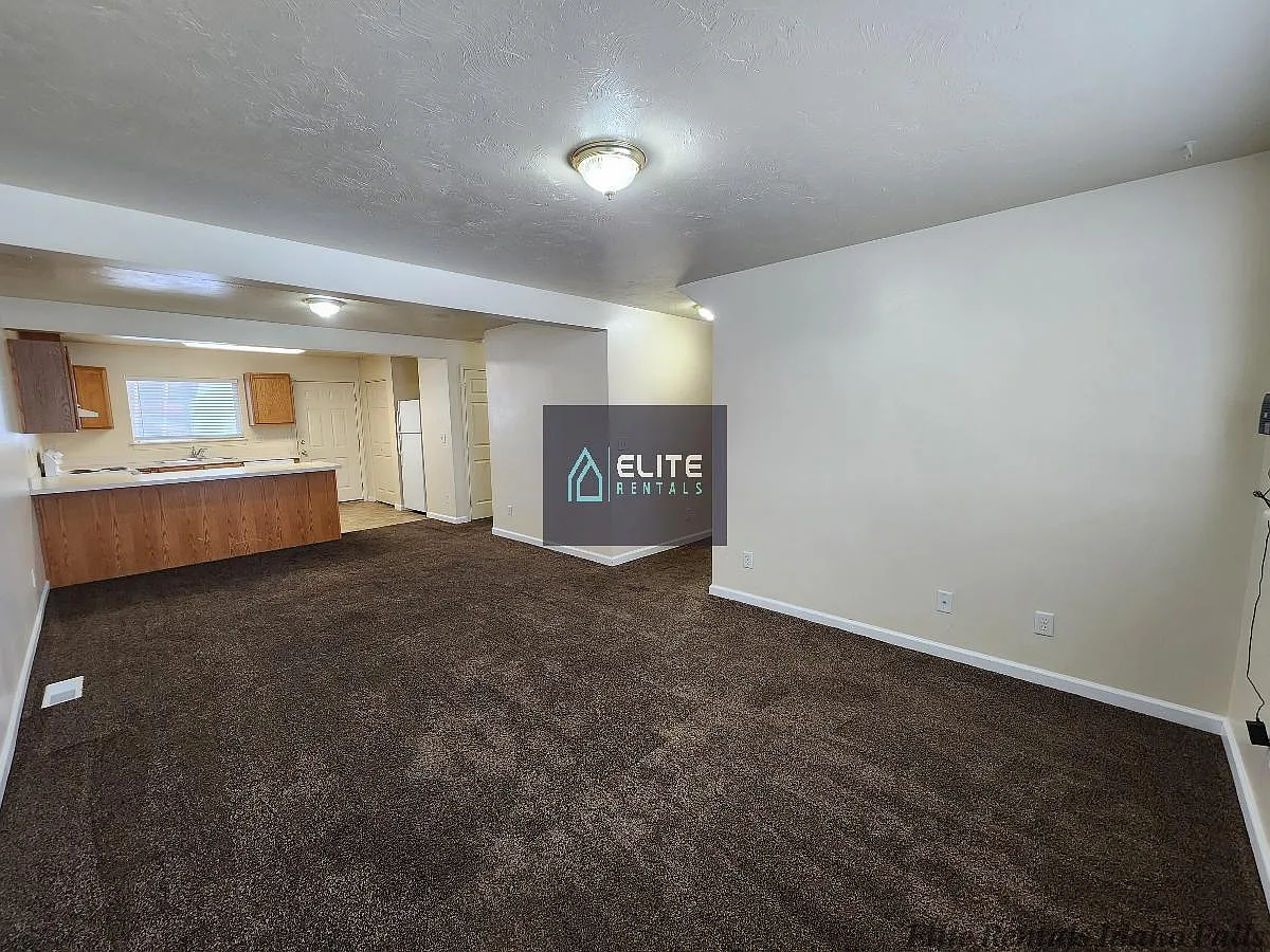 3 bed, 1.0 bath, 1200 sqft, $1,300 — Photo 4