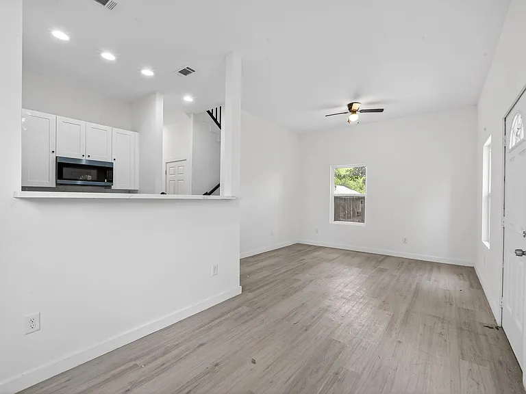 9009 Hilda St — Photo 3