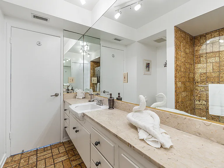 22349 Vanowen St — Photo 25