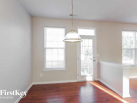 5th image of 15236 De Havilland Dr