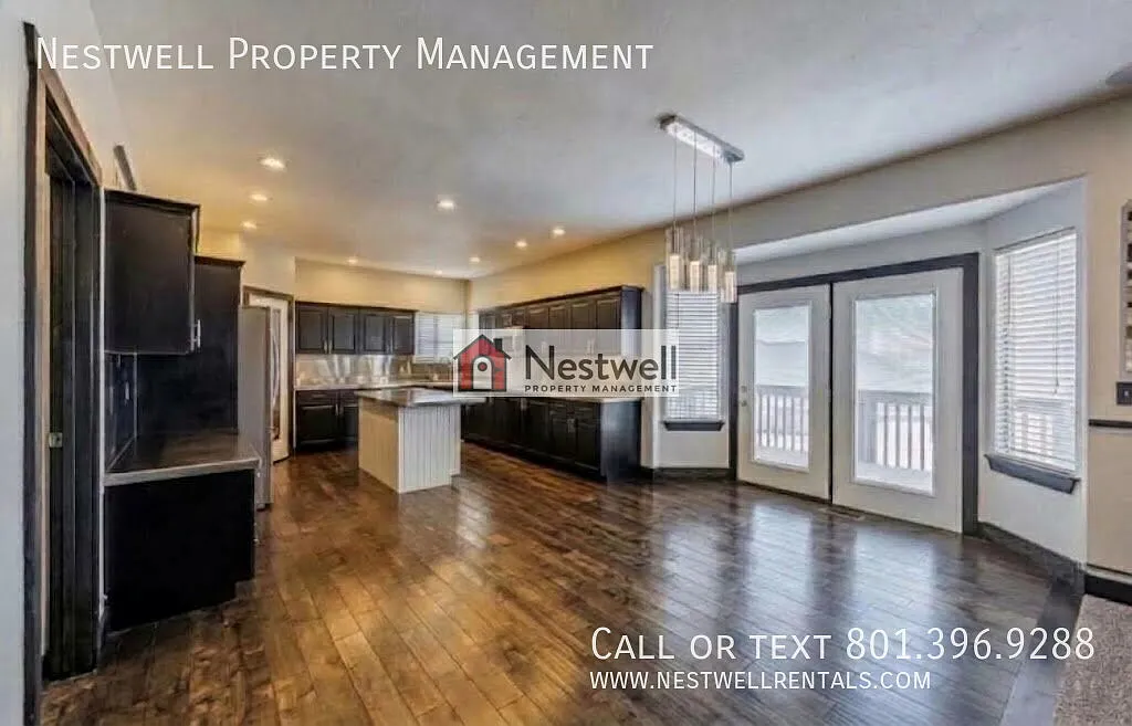 Spacious Executive Home with Solar system in South Jordan! — Photo 3