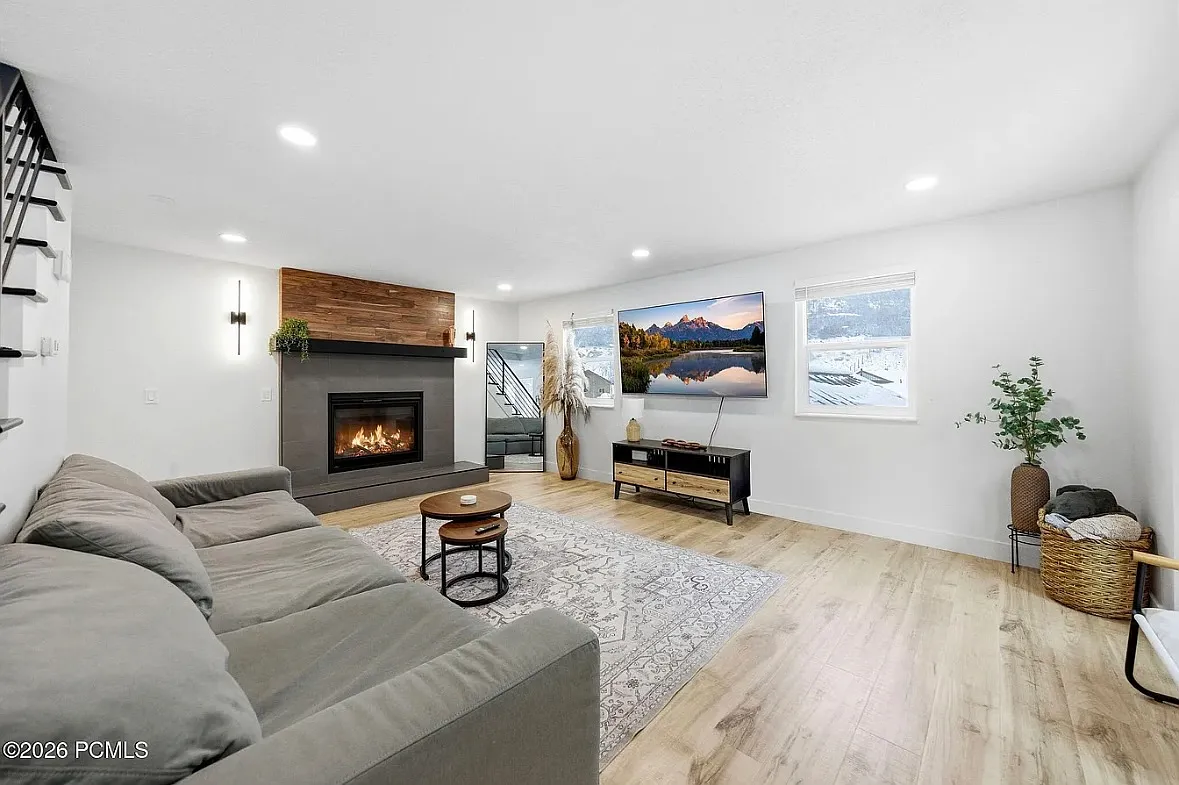 3 bed, 1874 sqft, $3,950 — Photo 3