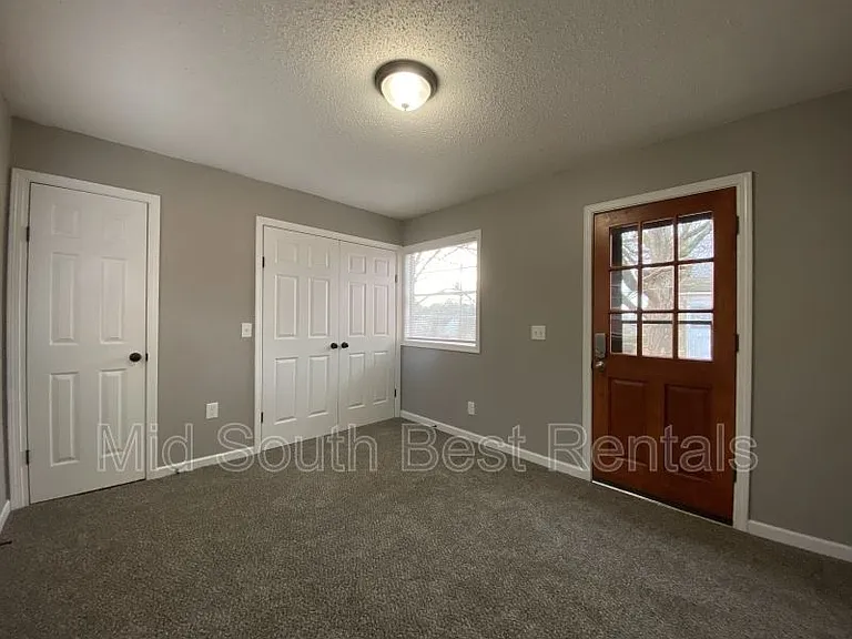 1319 S Jackson St — Photo 5