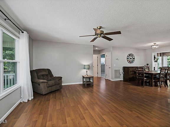 5th image of 116 Essex Ln