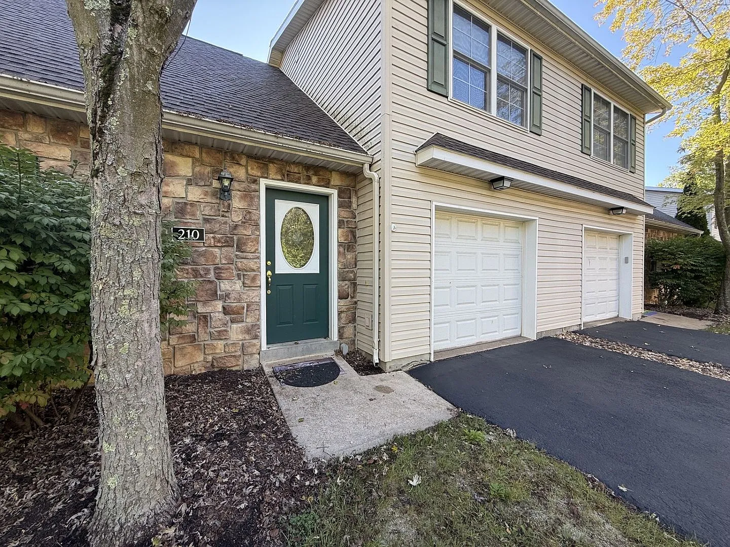 Two Bedroom Townhome in Park Forest Village! — Photo 2