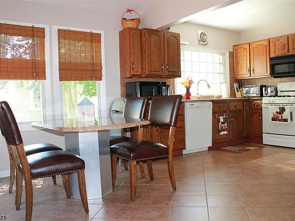 4th image of 14 Hicks Ave
