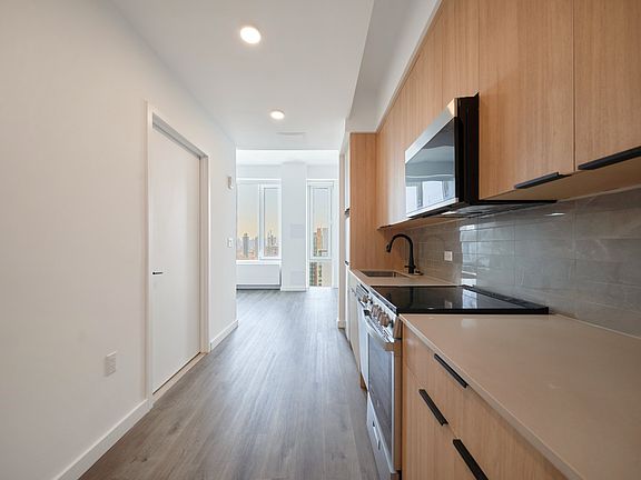 4th image of 2455 3rd Ave APT 17N