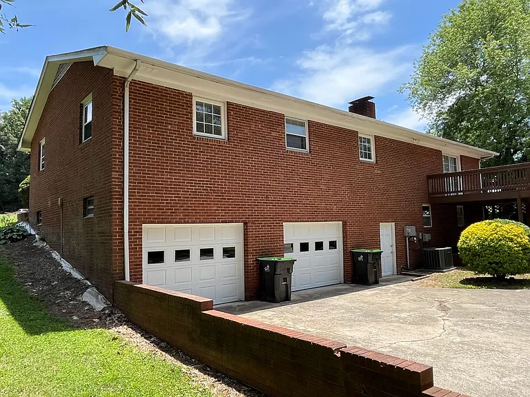 370 Farmbrooke Ln — Photo 3